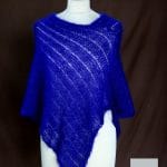 Poncho laine mohair et soie bleu encre tricot main vue de face