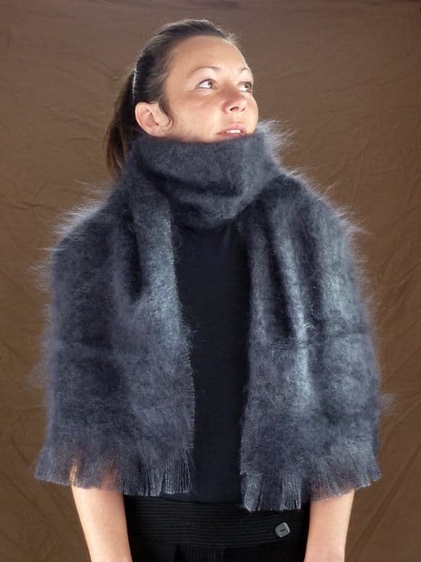 grande-echarpe-laine-mohair-gris-face