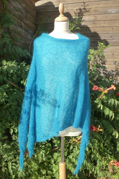 tricot sur mesure d'un poncho laine femme bleu lagon