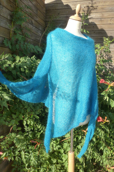 tricot sur mesure d'un poncho laine femme bleu lagon