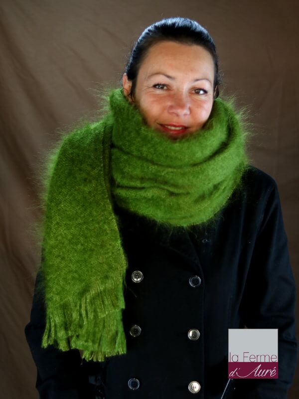 Etole mohair femme portée en echarpe vert mousse