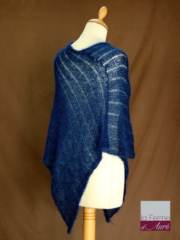 Poncho laine mohair et soie fait main bleu marine vue de dos