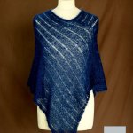 Poncho laine mohair et soie fait main bleu marine vue de face