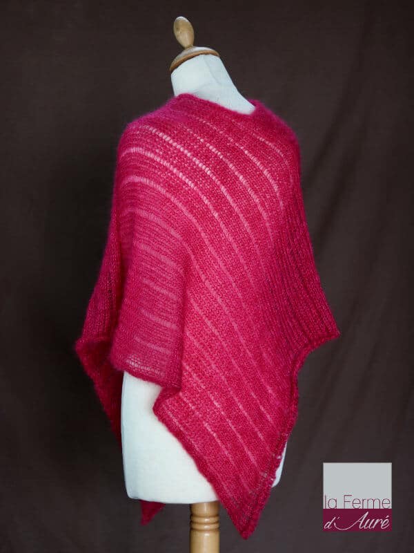 Poncho laine mohair et soie groseille pour femme vue de dos tricot main