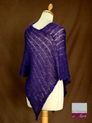 Poncho laine mohair et soie fait main violet myrtille vue de dos
