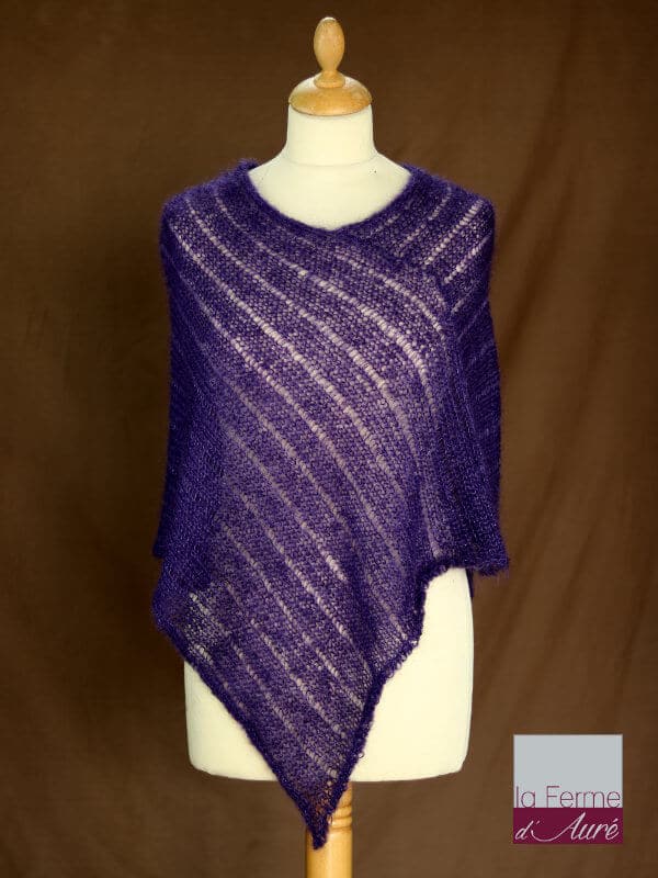 Poncho laine mohair et soie fait main violet myrtille vue de face