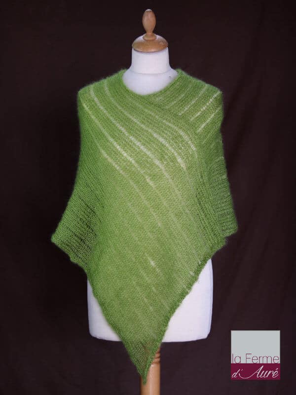 Poncho laine mohair et soie fait main vert anis vue de face