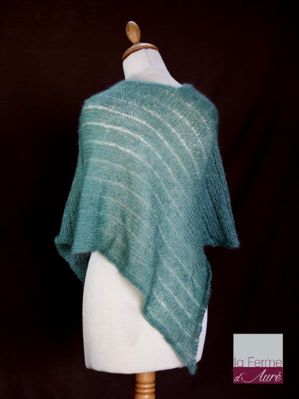 Poncho laine mohair et soie vert sauge tricot main vue de dos