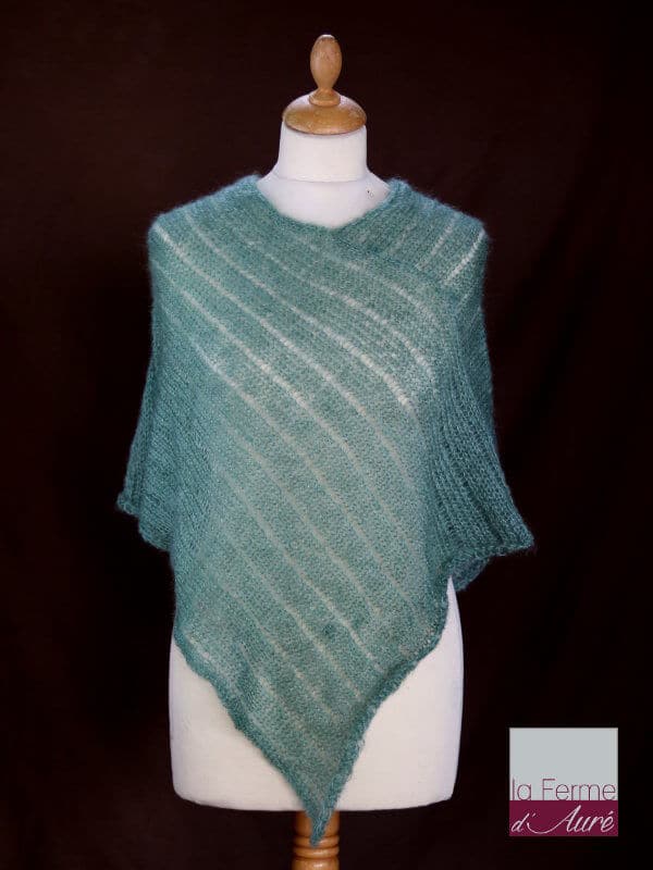 Poncho laine mohair et soie vert sauge tricot main vue de face