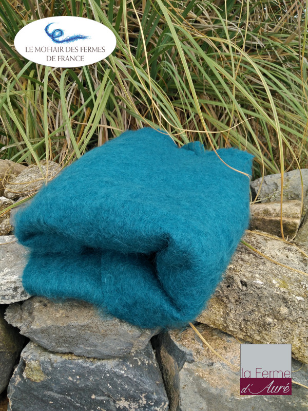 Plaid mohair de France bleu paon par la Ferme d'Auré