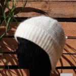 Bonnet en laine mohair pour femme coloris écru. Mohair des Fermes de France par la Ferme d'Auré