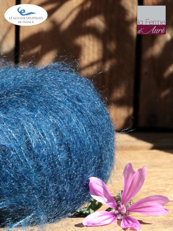 Laine Mohair et Soie coloris Bleu Hollandais, détail. Mohair des Ferme de France par la Ferme d'Auré