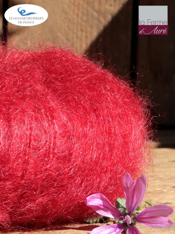 Laine Mohair et Soie coloris Rouge Cerise, détail. Mohair des Ferme de France par la Ferme d'Auré