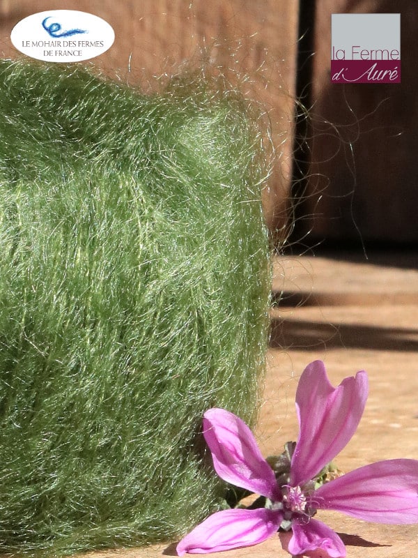 Laine Mohair et Soie coloris Vert Trèfle, détail. Mohair des Ferme de France par la Ferme d'Auré